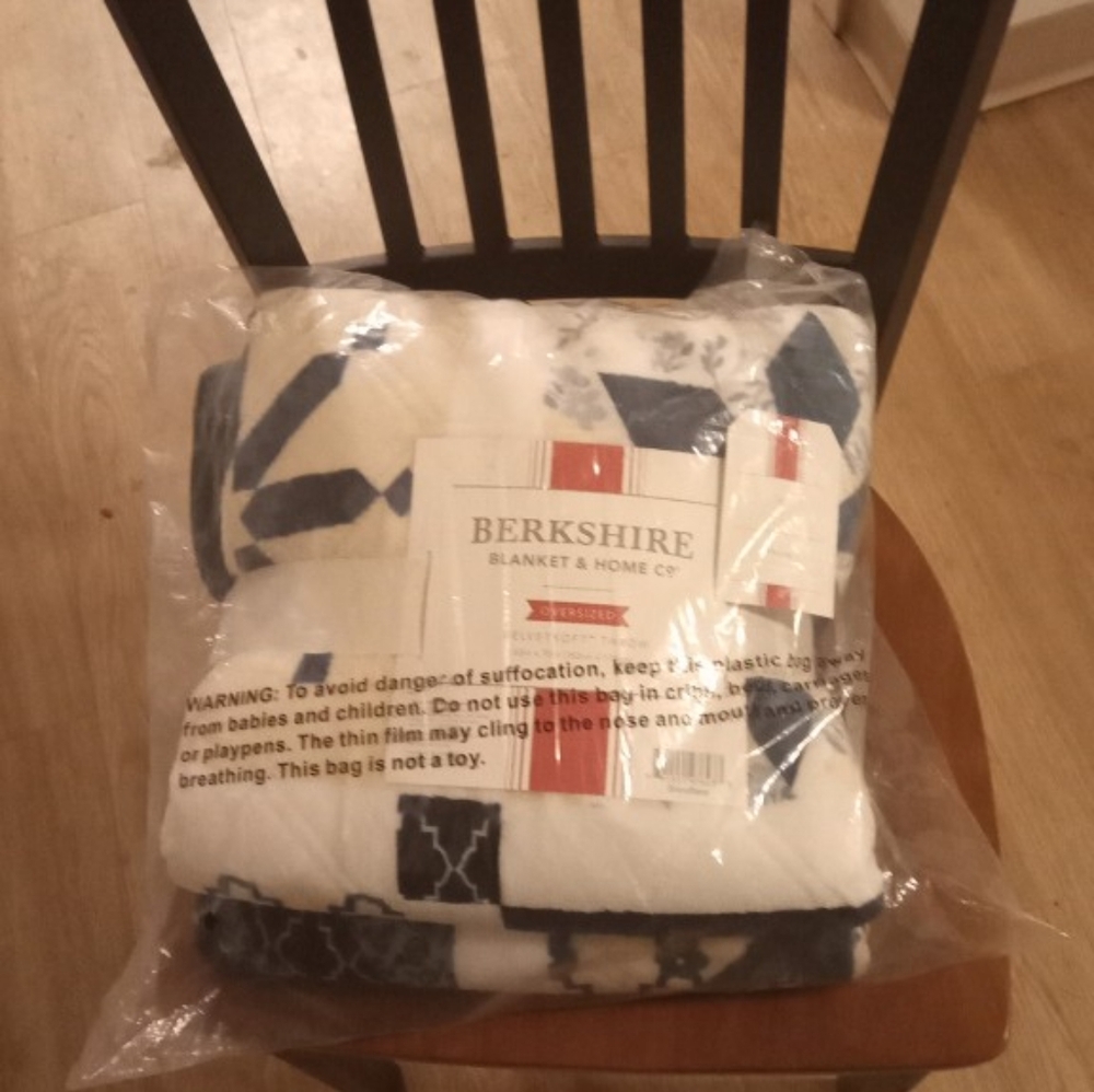 Berkshire oversized Velvet soft throw blanket